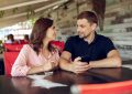 20 znaków, że mężczyzna z Tobą flirtuje – jak je rozpoznać?