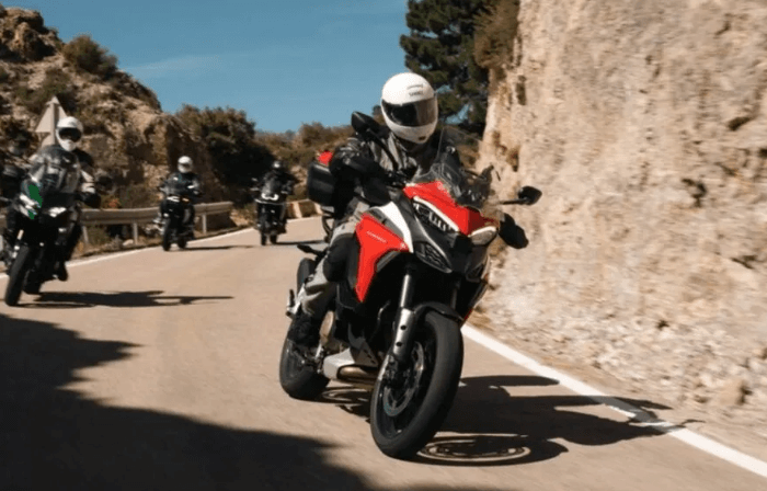 Kobieto na motocyklu – stawiaj na bezpieczeństwo i komfort