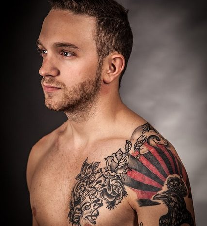 Tatuaż z różą – znaczenie, pomysły, trendy